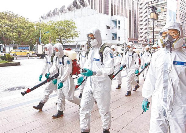 台灣多地政府派人在社區消毒。（中時電子報圖片）