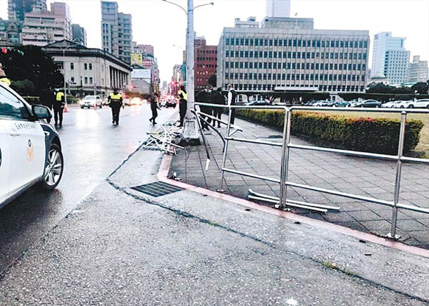 台總統府前  鐵騎剷行人路毀護欄