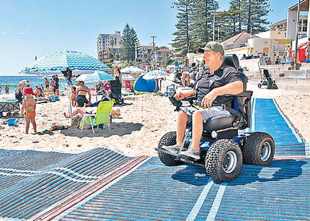 沙灘置輪椅通道  造福殘疾人