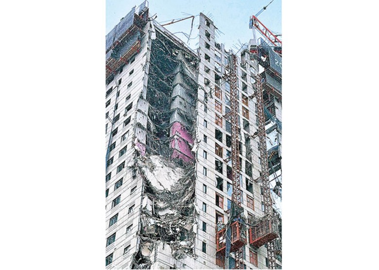 光州市一座興建中的公寓部分外牆倒塌。