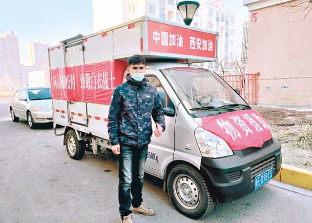 新疆男驅車3000公里  贈醫護麵餅