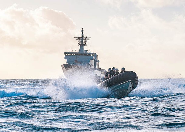 新西蘭皇家海軍向湯加運送救援物資。