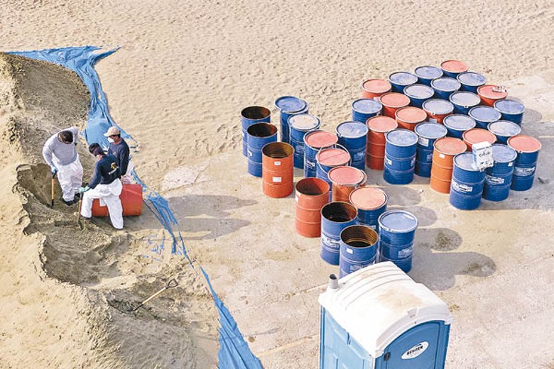部分油桶放在岸邊。  （Getty Images圖片）