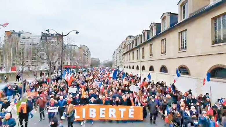 巴黎民眾示威，抗議實施疫苗護照。