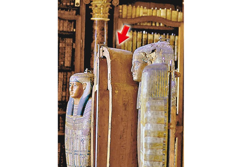 「Shep-en-Isis」棺木（箭嘴示）華貴，兩旁有侍女陪葬。