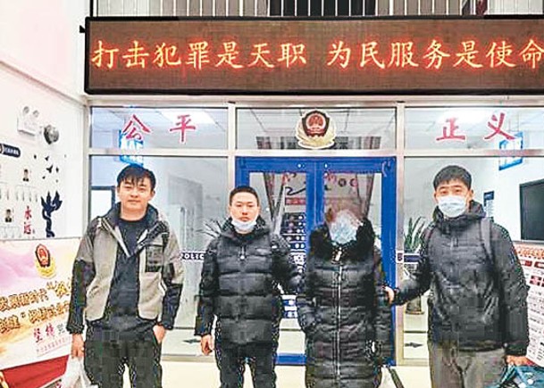 徐州市鐵路公安逮捕涉嫌製售假火車票的疑犯。