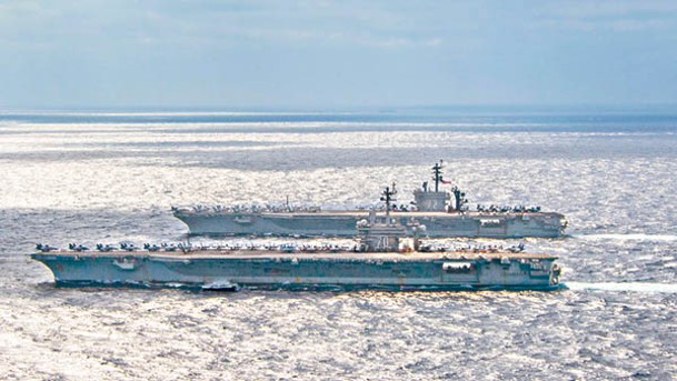美國航空母艦卡爾文森號（前）與林肯號（後）在菲律賓海編隊航行。