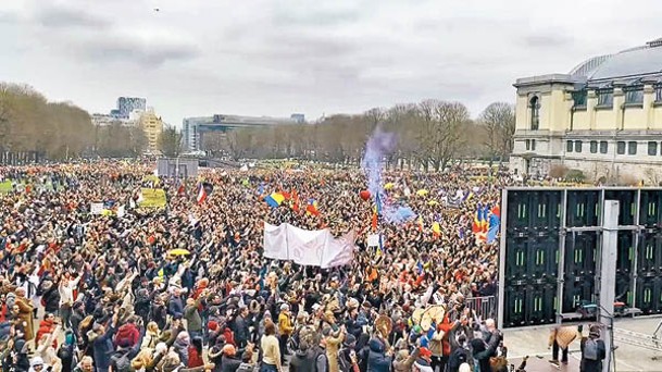 布魯塞爾民眾上街抗議政府的防疫政策。