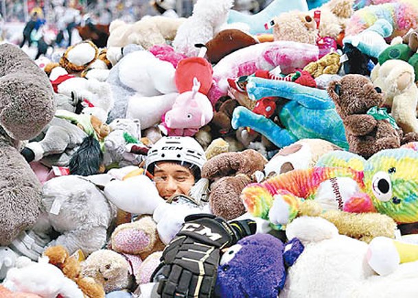 收集玩具熊做公益  冰曲隊破世績