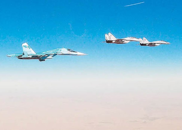 俄軍蘇34戰鬥轟炸機（左）與敍利亞米格29戰機（中及右）參與任務。
