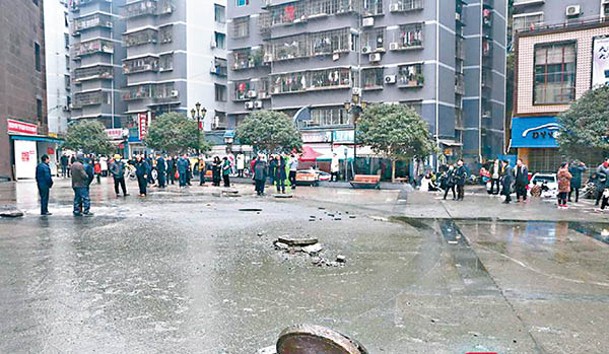 事發後，大批民眾在現場圍觀。