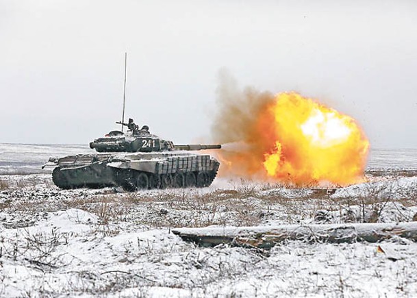 俄軍T72B3主戰坦克向目標開火。