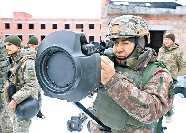 烏軍士兵學習操作新一代輕型反坦克武器。