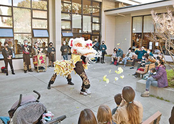 美國華裔人士遇襲後多不敢報警，圖為三藩市舉行舞獅表演。（中新社圖片）