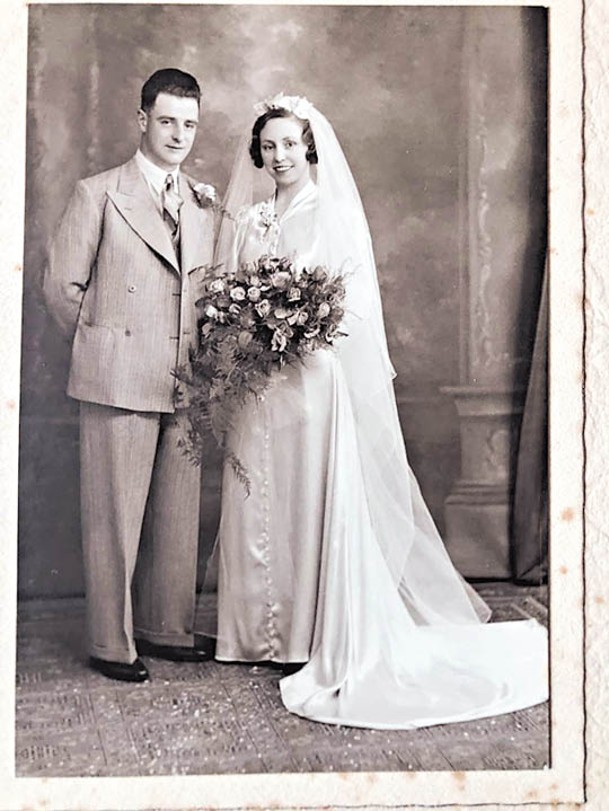 布洛耶（右）與麥克唐納（左）成婚是穿着該婚紗。