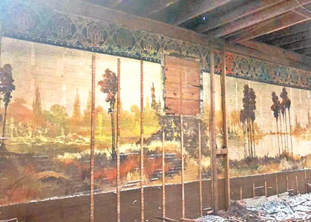 巨型壁畫描繪了樹林風景。