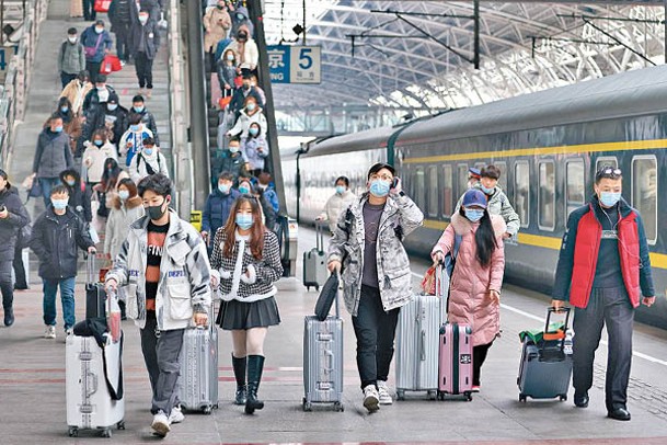 春運高峰，旅客都戴上口罩防疫。