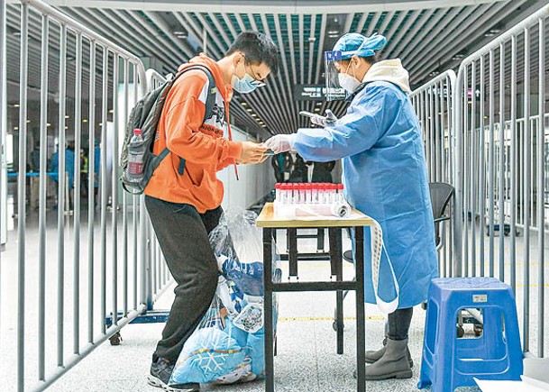 杭州東站為旅客設臨時核酸採樣點。（中新社圖片）