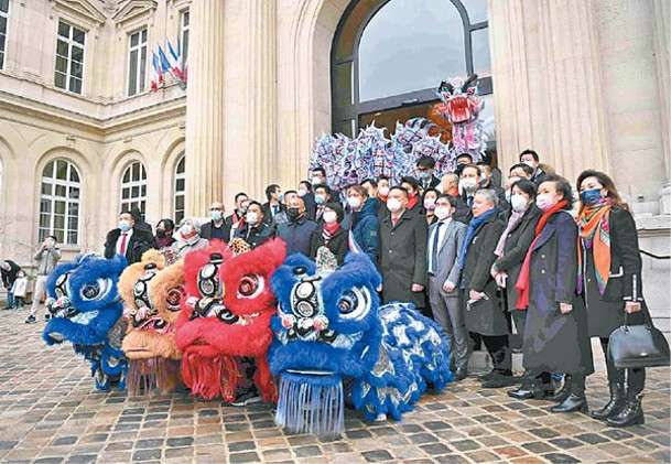法國：法國巴黎有舞獅表演。（中新社圖片）