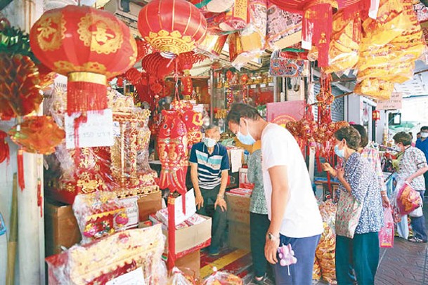 泰國：泰國民眾到曼谷唐人街買春節燈飾。