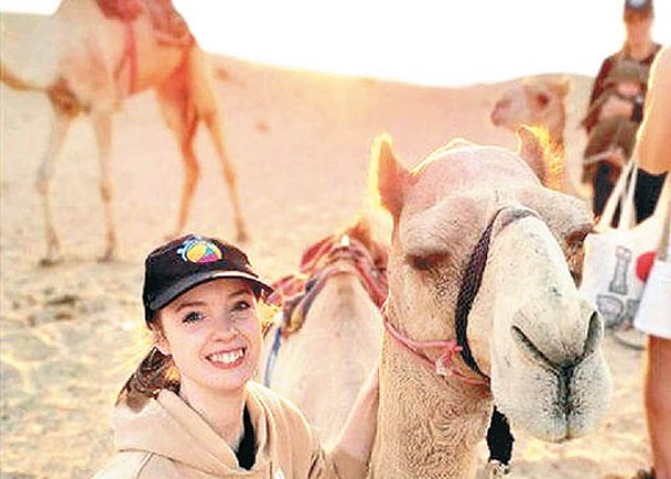 教師破中東傳統  成女駱駝騎手