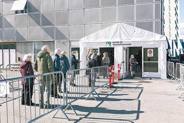 丹麥民眾排隊等候接種新冠疫苗。