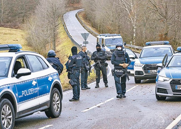 德兩警員查車遭槍殺  兩男被捕
