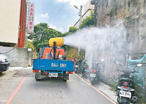 桃園市環保局在街上消毒。