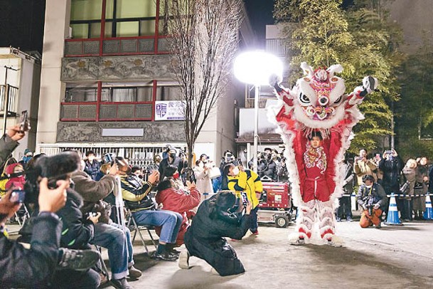 橫濱市的中國城有醒獅表演。