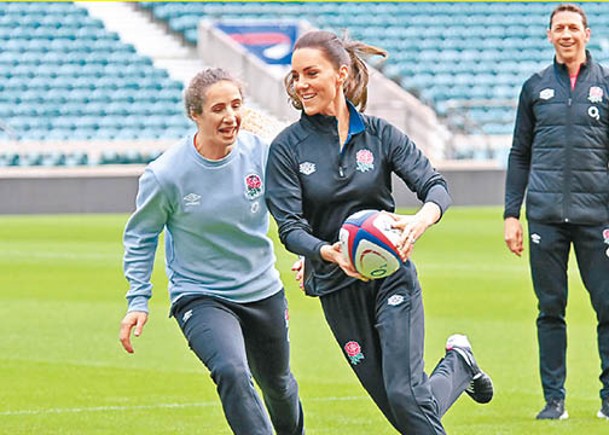 凱瑟琳（中）持欖球奔跑。（Getty Images圖片）