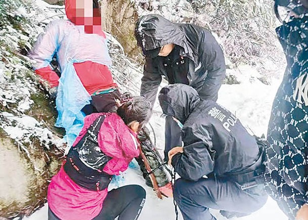 登山客賞雪時不慎滑倒導致右腿骨折。