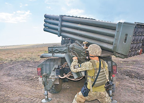 烏軍第79空降旅士兵操作多管火箭炮。