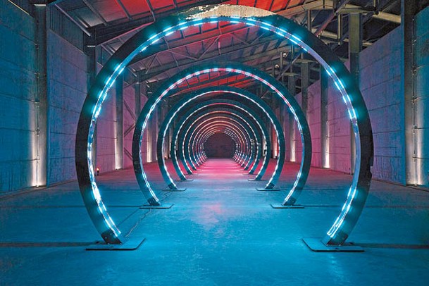 「脈搏」隧道富有未來感。