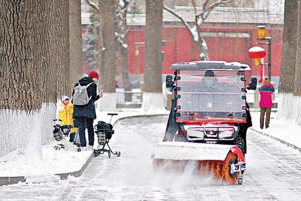 當局出動除雪車清除積雪。