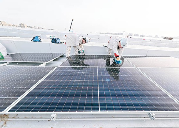 中國商務部批評美方執意延長太陽能設備關稅。