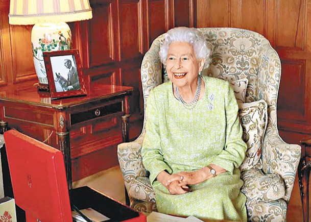 英女王登基70年  神秘紅箱伴左右