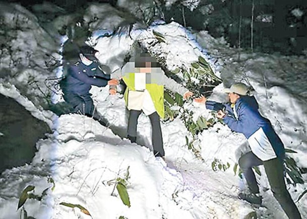 百丈嶺賞雪受困  逾20人獲救下山