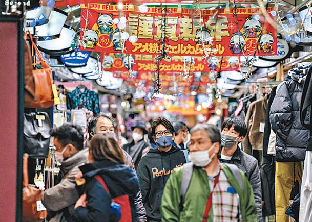 東京都民眾戴口罩外出。