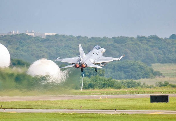 台軍經國號戰機升空演練。