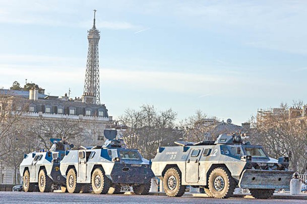 巴黎警方裝甲車在場戒備。