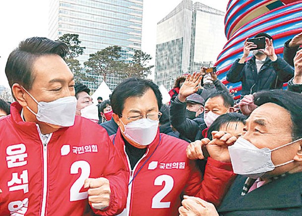 尹錫悅（左）與市民互動。