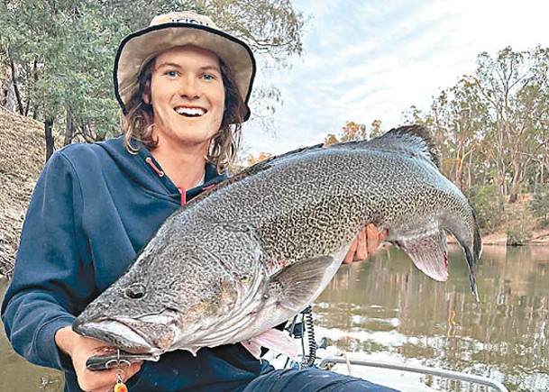 澳洲男捕獲1米巨鱈魚贏比賽