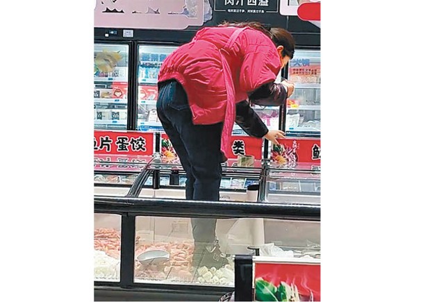腳踩凍櫃食品  超市擬炒女工