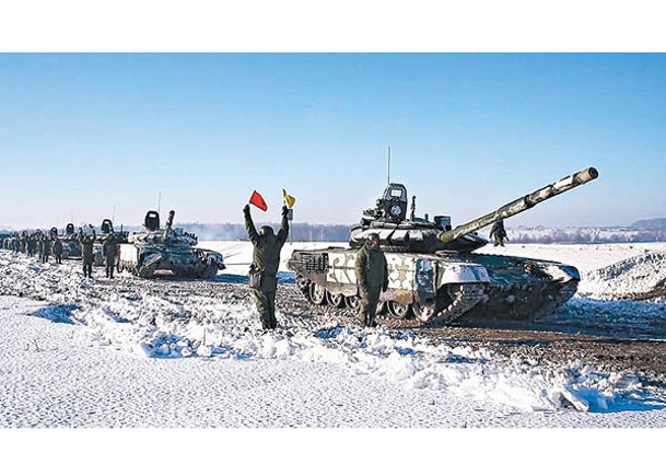 俄軍坦克演習後返回基地。