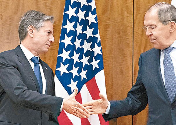 俄外長拉夫羅夫（右）應邀與美國國務卿布林肯（左）通電話。