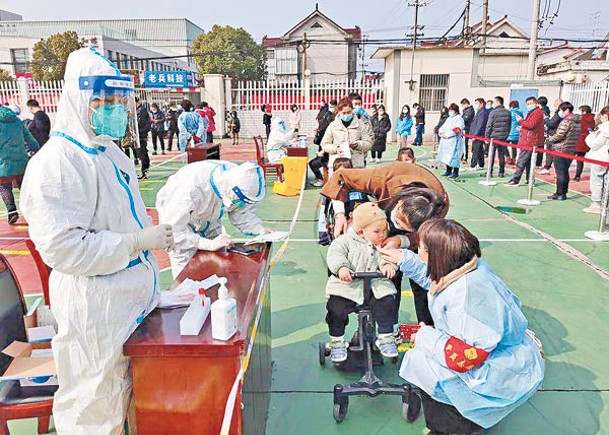 蘇州工業園區的市民排隊接受檢測。