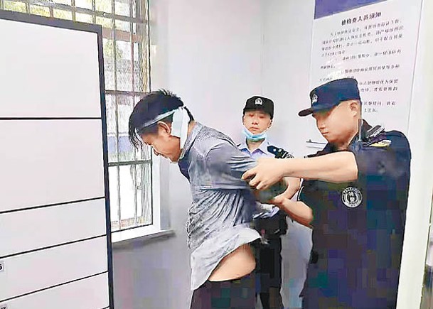 吳亮被押赴刑場。