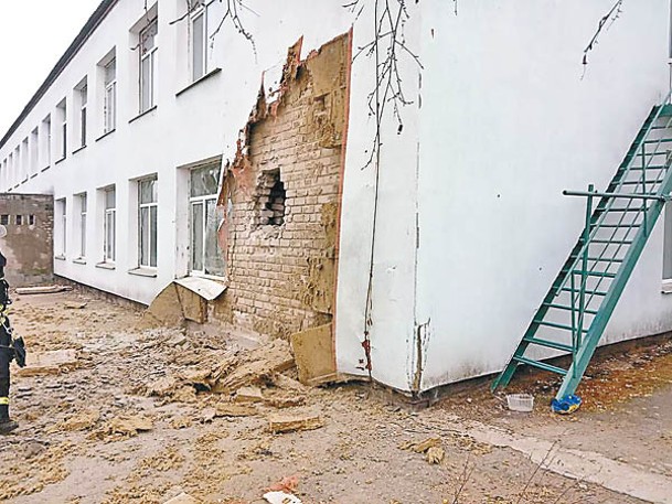 烏軍指遭叛軍炮擊，一間幼稚園的牆身遭擊穿。