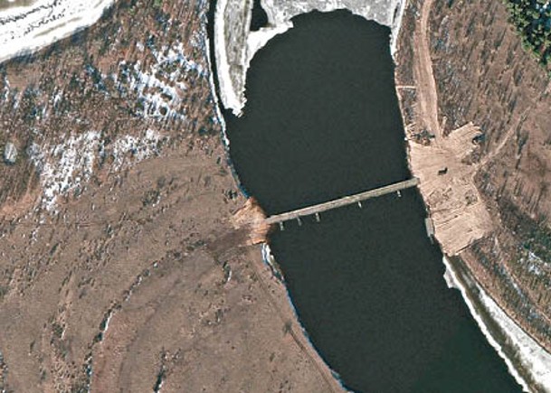俄羅斯被指在普里皮亞季河搭建一座浮橋。