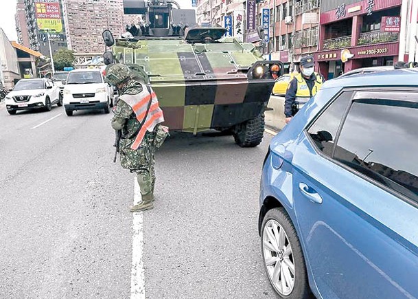 台裝甲車釀意外警封路調查